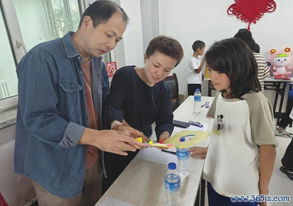 孙凯（左）与董坤岳（中）在轮台县第四中学与学生交流。 图片来源：巴州零距离