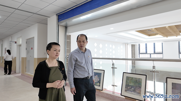 孙凯（右）与董坤岳（左）在轮台县第四中学。人民网 娜地拉 摄